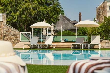 Piscine extérieure dans le parc du Manoir du Lys